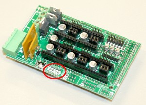 The red oval marks the Servos connector.